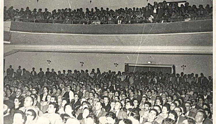 Το αδιαχώ́ρητο στην Αστό́ρια την ημέρα των εγκαινίων της 