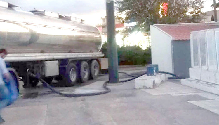 Το βυτιοφόρο στο κολυμβητήριο Ηρακλείου, όπου με νερό γεμίζει την πισίνα 