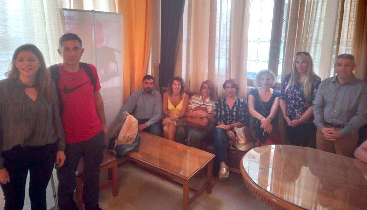 Μέλη του Συλλόγου Γονέων του κολυμβητηρίου στο Δημαρχείο 