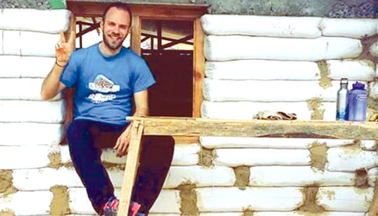 Τους προηγούμενους μήνες είχε βρεθεί στο μακρινό Νεπάλ ο ιδρυτής του Εθελοντικού Σωματείου με τον διακριτικό τίτλο Α.Τ.Α.Χ.Τ.Ο.Ι., κ. Σαράντης Σιμάκης.