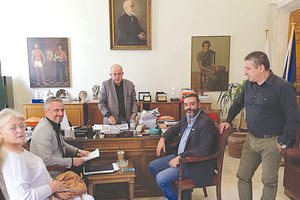 Συνάντηση που είχε στη Λότζια ο δήμαρχος Ηρακλείου  Β.Λαμπρινός,  με τον διευθύνοντα σύμβουλο της εταιρείας “Κτηριακές Υποδομές του Δημοσίου” κ. Γ. Χαρωνίτη. 