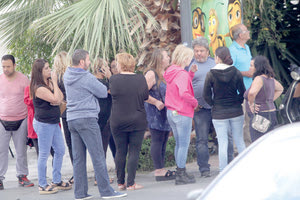 Πλήθος κόσμου μαζεύτηκε έξω από την καφετέρια που έγινε το φονικό της 53χρονης Μαρίνας Τζωρμπατζάκη