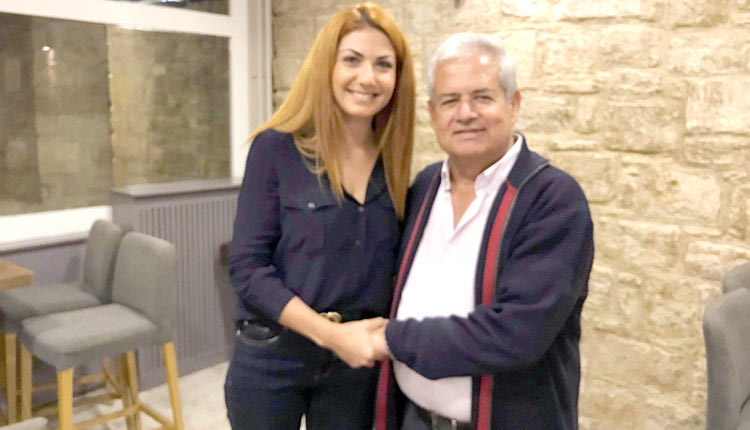 Η οικονομολόγος Μαρίνα Φασουλάκη, που μετά από συνάντηση που είχε με τον Κώστα Μαμουλάκη συμφώνησε να είναι υποψήφια στο ψηφοδέλτιο της παράταξης.