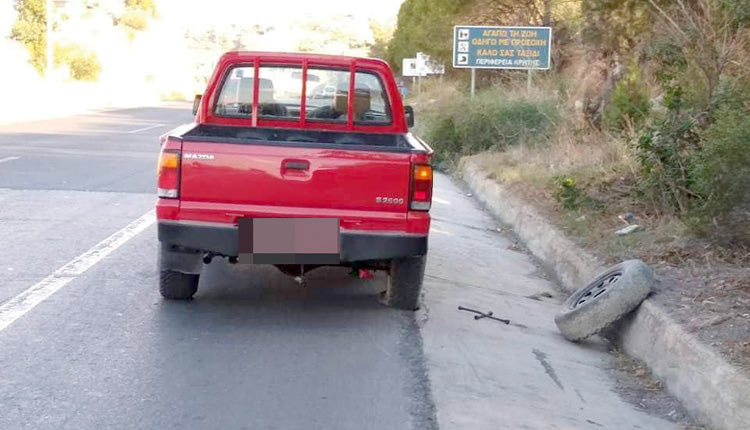 Μια λακκούβα στον εθνικό δρόμο (προς το αεροδρόμιο) είναι κίνδυνος-θάνατος για τους οδηγούς.