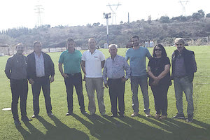 ο δήμαρχος Μαλεβιζίου κ. Μαμουλάκης, συνοδευόμενος από παράγοντες του Αλμυρού (φωτό), υποδέχτηκαν τον Ιταλό εμπειρογνώμονα της UEFA, ο οποίος και θα ελέγξει το γήπεδο με τη χρήση υπερσύγχρονων μέσων διασφάλισης ποιότητας