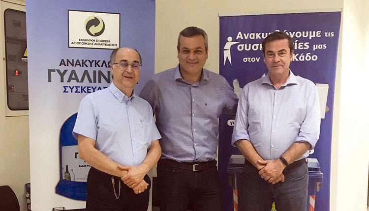 συνάντηση που είχε ο αντιδήμαρχος Ανακύκλωσης και Καθαριότητας Χάρης Μαμουλάκης με τον γενικό δ/ντη της Ελληνικής Εταιρείας Αξιοποίησης Ανακύκλωσης Γιάννη Ραζή και τον υπεύθυνο του τμήματος Marketing και Επικοινωνίας της Ε.Ε.Α.Α. Δημήτρη Παπασωτηρίου