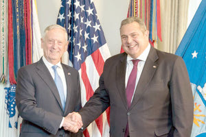 Ο κ. Καμμένος με τον Αμερικανό αξιωματούχο Τζέιμς Μάτις