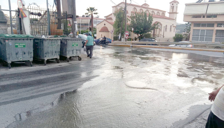 Γέμισε ο κόσμος χθες νερά και λύματα στον Άι Γιάννη τον Χωστό καθώς εσπασε ένας αγωγός στην περιοχή και έτρεχε…επί ώρα οχετός ακαθαρσιών 