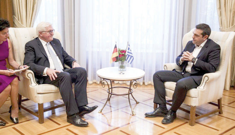 ο πρωθυπουργός, Αλέξης Τσίπρας, στη συνάντησή του με τον πρόεδρο της Ομοσπονδιακής Δημοκρατίας της Γερμανίας, Φρανκ Βάλτερ Στάινμαϊερ, στο Μέγαρο Μαξίμου.