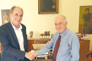 ο υπουργός Περιβάλλοντος και Ενέργειας Γιώργος Σταθάκης, στη διάρκεια της συνάντησής του με δήμαρχο Ηρακλείου Βασίλη Λαμπρινό