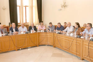 O υπουργός Γιώργος Σταθάκης και οι δήμαρχοι της Κρήτης