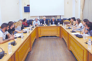 ο πρόεδρος του Εθνικού Ιδρύματος Νεότητας και Διά Βίου Μάθησης, κ.  Δημήτρης Ζέρβας, συμμετείχε σε σύσκεψη στην Περιφέρεια Κρήτης και ανακοίνωσε πως την επόμενη εβδομάδα θα έχει λυθεί το πρόβλημα της στέγασης των φοιτητών σε άλλο ξενοδοχείο υψηλών προδιαγραφών.