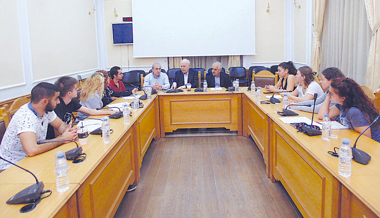 ο πρόεδρος του Εθνικού Ιδρύματος Νεότητας και Διά Βίου Μάθησης, κ.  Δημήτρης Ζέρβας, συμμετείχε σε σύσκεψη στην Περιφέρεια Κρήτης και ανακοίνωσε πως την επόμενη εβδομάδα θα έχει λυθεί το πρόβλημα της στέγασης των φοιτητών σε άλλο ξενοδοχείο υψηλών προδιαγραφών.