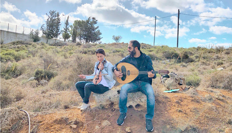 Η Δήμητρα Ιορδανίδου (φώτο), τριαθλήτρια από τη Θεσσαλονίκη ήρθε το 2017 για πρώτη φορά στο Αρκαλοχώρι, εντυπωσιάστηκε με τις λύρες στη διαδρομή. Επέστρεψε στη Θεσσαλονίκη και ξεκίνησε μαθήματα λύρας.