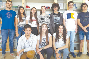 Οι συμμετέχοντες στον Πανελλήνιο Διαγωνισμό Στατιστικής στο Εργαστήριο Μαθηματικών του Σχολείου