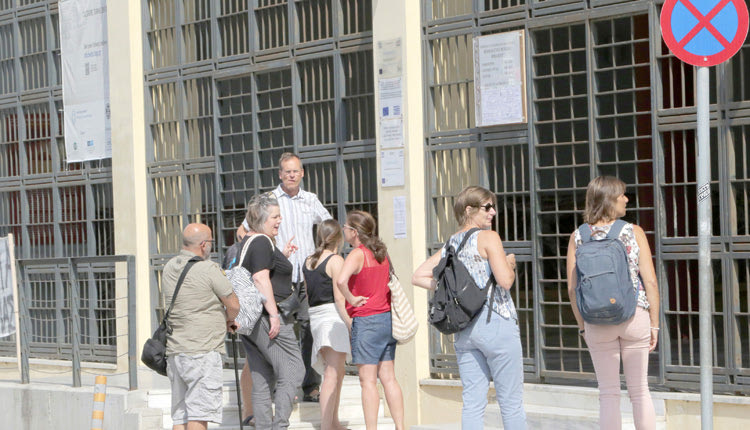 στο Αρχαιολογικό Μουσείο Ηρακλείου, όπου οι επισκέπτες, Έλληνες και ξένοι έβλεπαν το λουκέτο στην είσοδο και ένα πανό των εργαζομένων που έγραφε “Όχι στο ξεπούλημα των μνημείων μας”
