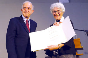 Ο δήμαρχος κ. Λαμπρινός απένειμε το βραβείο στην κ. Μιτσοτάκη