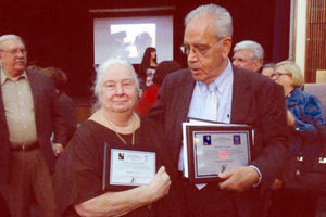 Η πρόεδρος του τμήματος, κ. Χρυσούλα Πετιμεζά με τον πρόεδρο της ΔΕΦΝΚ, κ. Γ. Στασινάκη που τιμήθηκε για την προσφορά του