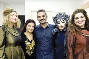 «Το γιασεμί, η ροδιά και η χαρουπιά», ένα ξεχωριστό παραμύθι από   το Ανθολόγιο Λογοτεχνικών Κειμένων  των πρώτων τάξεων του Δημοτικού, αξιοποιεί θεατρικά η «Ομάδα Παραστατικών Τεχνών πρόΤΑΣΗ»,