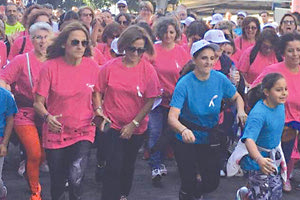 εκδήλωση - ευαισθητοποίησης και πρόληψης του καρκίνου του μαστού οργάνωσε ο Σύλλογος «ΕΥ ΖΩ» όπου 100δες γυναίκες έτρεξαν έξω από τη Λότζια προς τον λιμενοβραχίονα Ηρακλείο