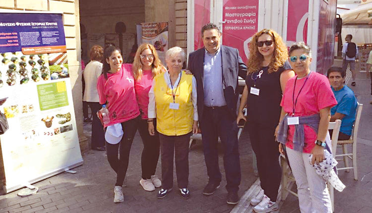εκδήλωση - ευαισθητοποίησης και πρόληψης του καρκίνου του μαστού οργάνωσε ο Σύλλογος «ΕΥ ΖΩ» όπου 100δες γυναίκες έτρεξαν έξω από τη Λότζια προς τον λιμενοβραχίονα Ηρακλείο
