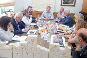 Η σύσκεψη που είχε ο περιφερειάρχης Κρήτης Σταύρος Αρναουτάκης με όλους τους εμπλεκόμενους θεσμικούς φορείς για το κτήριο του Σχολείου Ευρωπαϊκής Παιδείας στο Ηράκλειο.