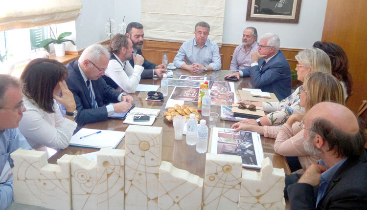 Η σύσκεψη που είχε ο περιφερειάρχης Κρήτης Σταύρος Αρναουτάκης με όλους τους εμπλεκόμενους θεσμικούς φορείς για το κτήριο του Σχολείου Ευρωπαϊκής Παιδείας στο Ηράκλειο.