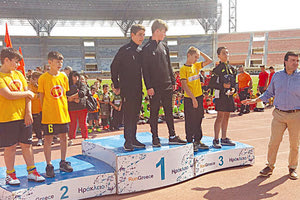 Ο σύμβουλος αθλητισμού της Περιφέρειας κ. Συριγωνάκης σε μία βράβευση