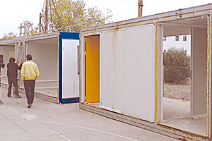 Τα παλιά, σκουριασμένα κοντέινερ που φαίνονται στις φωτογραφίες και έχουν τοποθετηθεί σε χώρο έξω από το Βενιζελείο