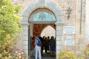 Η παρουσία των Ρώσων τουριστών στους ναούς και τα μοναστήρια της Κρήτης, όπως το Τοπλού