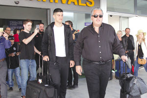 Ο νέος ιδιοκτήτης του ΟΦΗ Μιχάλης Μπούσης έχοντας δίπλα του τον γιο του Δημήτρη στη χθεσινή άφιξή του στο Ηράκλειο