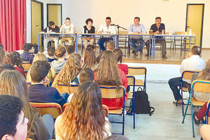 Το σχολικό συγκρότημα όπου στεγάζονται το 8ο Γυμνάσιο και το 7ο Λύκειο επισκέφθηκε χθες ο περιφερειάρχης Κρήτης, κ. Σταύρος Αρναουτάκης, προσκεκλημένος του Συλλόγου Γονέων του 8ου Γυμνασίου,