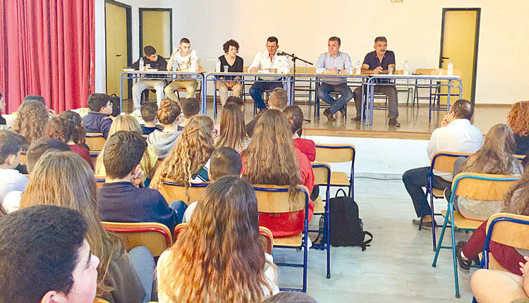 Το σχολικό συγκρότημα όπου στεγάζονται το 8ο Γυμνάσιο και το 7ο Λύκειο επισκέφθηκε χθες ο περιφερειάρχης Κρήτης, κ. Σταύρος Αρναουτάκης, προσκεκλημένος του Συλλόγου Γονέων του 8ου Γυμνασίου,