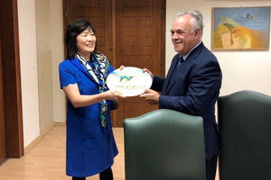 η νέα πρέσβης της Λαϊκής Δημοκρατίας της Κίνας στην Αθήνα Zhang Qiyue, στη συνάντηση που είχε με τον αντιπρόεδρο της κυβέρνησης και υπουργό Οικονομίας και Ανάπτυξης Γιάννη Δραγασάκη.