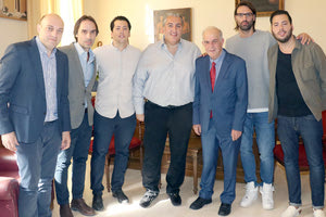 Από αριστερά: Βαρδαβάς, Πουρσανίδης, Γρ. Παλυβός, Μπούσης, Λαμπρινός, Σαμαράς, Ευ. Παλυβός στον Δήμο