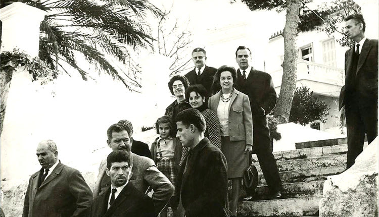 Ο Κυριάκος Βιρβιδάκης αναπολεί τις παλιές στιγμές με τον θείο του, τον Κων. Μητσοτάκη. 