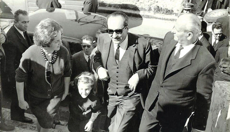 Ο Κυριάκος Βιρβιδάκης αναπολεί τις παλιές στιγμές με τον θείο του, τον Κων. Μητσοτάκη. 