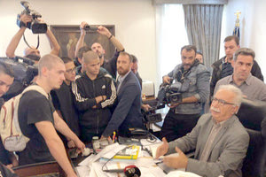 Ομάδα μαθητών εισέβαλε χθες στο Υπουργείο Παιδείας και λογομάχησε με τον κ. Κώστα Γαβρόγλου.