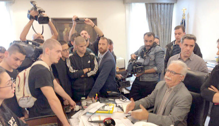 Ομάδα μαθητών εισέβαλε χθες στο Υπουργείο Παιδείας και λογομάχησε με τον κ. Κώστα Γαβρόγλου.