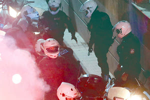 ζημιές οπαδών του Ολυμπιακού σε αυτοκίνητα και σε καταστήματα της γύρω περιοχής  στο “Γεντί Κουλέ”