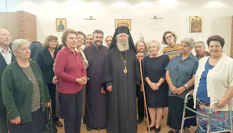 Πολύς κόσμος έσπευσε -μαζί με τον πατέρα Ι. Μπολάκη- χθες στην Παναγίτσα του Μασταμπά όταν έμαθε για την επίσκεψη του Σεβασμιωτάτου μητροπολίτου πρώην Νέας Ζηλανδίας και νυν Γάνου και Χώρας κ.κ. Αμφιλοχίου Τσούκου