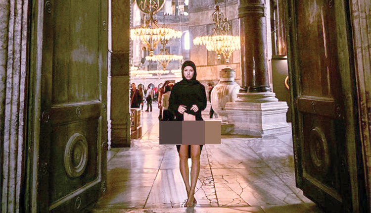 το μοντέλο από την Αμβέρσα, Μαρίζα Πάπεν όζαρε γυμνή από τη μέση και κάτω στην είσοδο της Αγιά Σοφιάς, ένα θρησκευτικό ορόσημο που χτίστηκε το 537 μ.Χ.