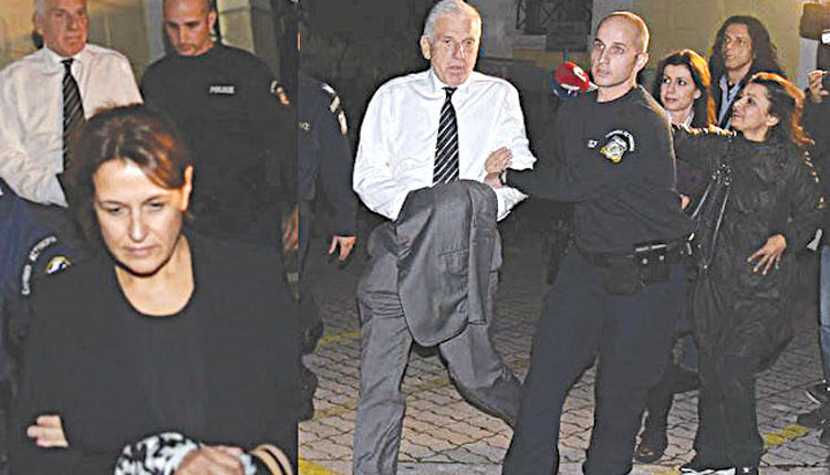 Ο Γιάννος με κρυμμένες χειροπέδες οδηγείται στη φυλακή