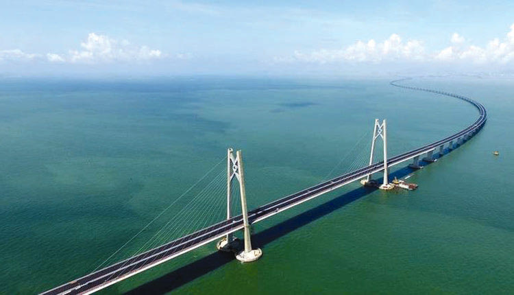 Μια γέφυρα μήκους 55 χιλιομέτρων με δύο τεχνητά νησιά και ένα τούνελ 7 χιλιομέτρων που έφτιαξαν πρόσφατα οι Κινέζοι