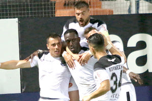 οι παίκτες του ΟΦΗ πανηγυρίζουν