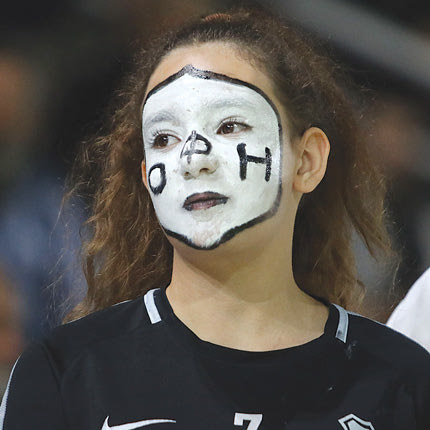 Η κοπέλα της φωτογραφίας βαμμένη σε όλο της το πρόσωπο με το σήμα του ΟΦΗ στις εξέδρες του “Γεντί Κουλέ”.