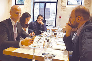 από το γεύμα με δημοσιογράφους τοπικών ΜΜΕ, που είχε ο Διευθύνων Σύμβουλος της Fraport Greece, Αλεξάντερ Τσινέλ