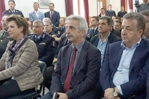 ο περιφερειάρχης Σταύρος Αρναουτάκης με παρουσία της υπουργού Προστασίας του Πολίτη, Όλγας Γεροβασίλη, στην τελετή για την παράδοση της δωρεάς Λεμπιδάκη στην ΕΛ. ΑΣ.