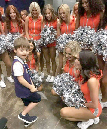 Αυτός είναι ο πιτσιρικάς που κάλεσε 32 φίλους του στα γενέθλιά του και δεν πήγε κανείς! Η ομάδα μπάσκετ Phoenix Suns τον κάλεσε στο γήπεδο και γιόρτασε με τις κοπέλες!