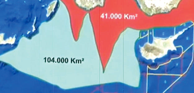 Ερωτήματα και ανησυχία δημιουργεί ο χάρτης, που παρουσίασε χθες κατά τη διάρκεια τηλεοπτικής συνέντευξης στο πρακτορείο Anadolu, ο Τούρκος υπουργός Άμυνας, Χουλουσί Ακάρ. Στον χάρτη αυτό η τουρκική υφαλοκρηπίδα εμφανίζεται να φτάνει μέχρι και νοτίως της Κρήτης.